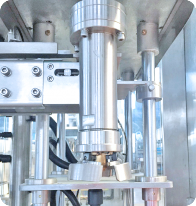 capsuladora 2 del barril de la alta precisión de la máquina 5-30L de la botella que capsula automática 500bph